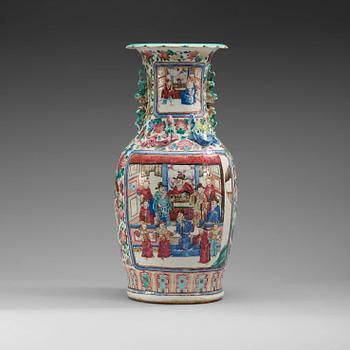 A famille rose Canton vase, Qing dynasty, 19th Century.