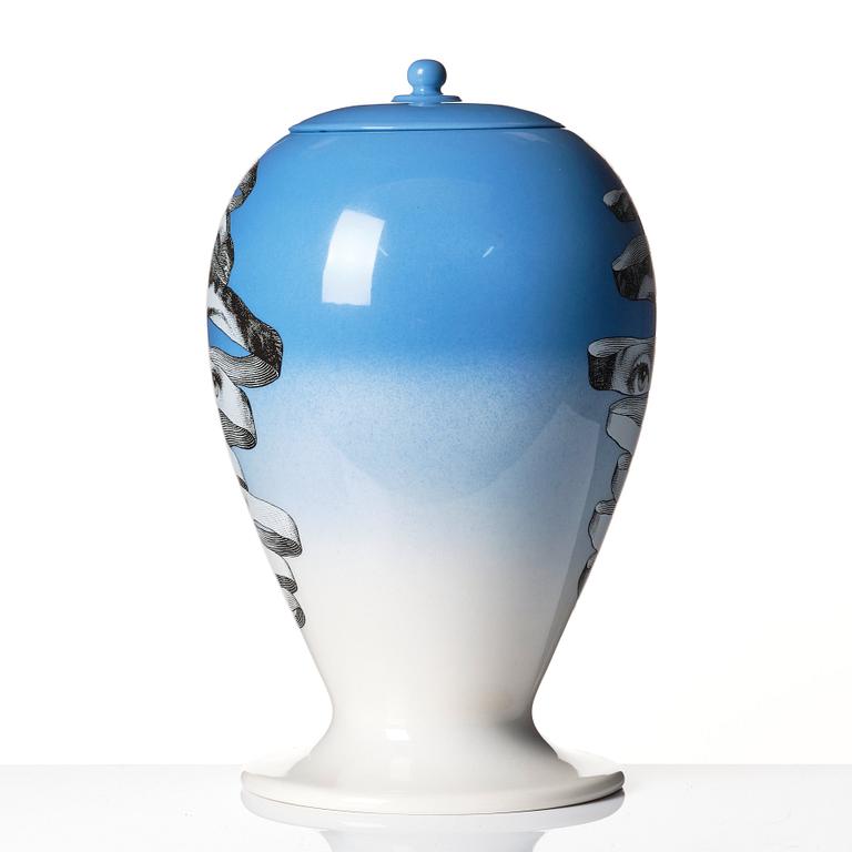 Piero Fornasetti, urna med lock ”Melafiscio”, Bitossi Ceramiche, Italien, ed 88/399, ca 2010.