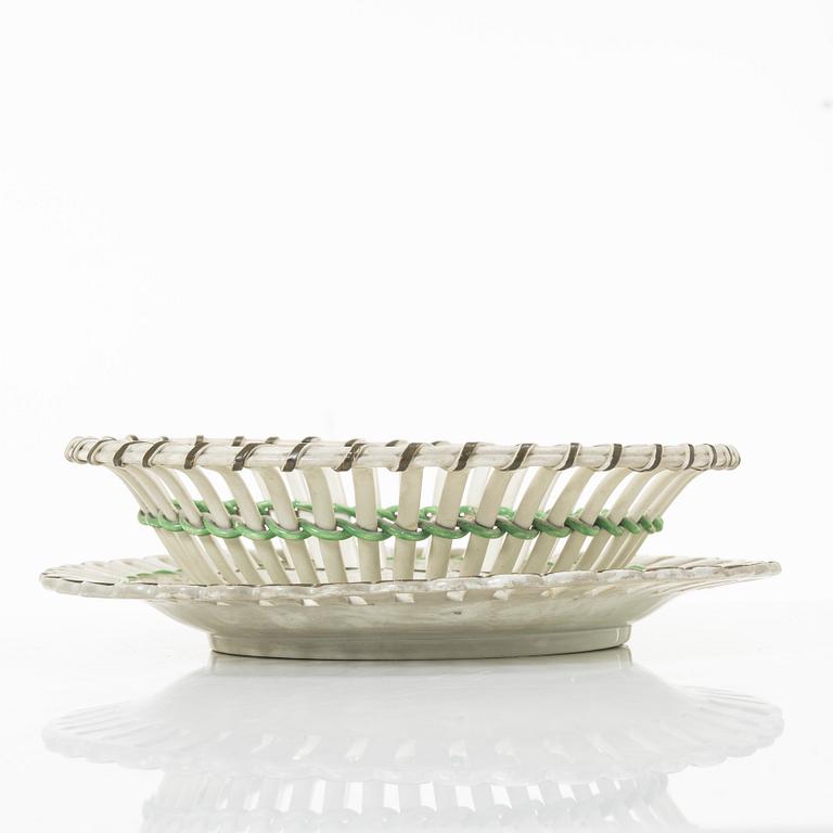 An English cream weare chesnutbasket with cover, circa 1800.