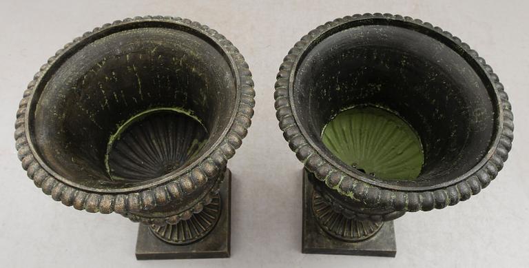 TRÄDGÅRDSURNOR, 1 par, gjutjärn, 1900-/2000-tal.