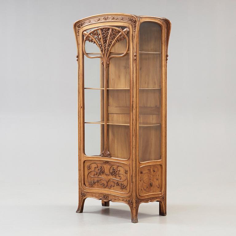 An Art Nouveau mahogany show case cabinet, for Myrstedt & Stern, Stockholm, Sweden ca 1900.