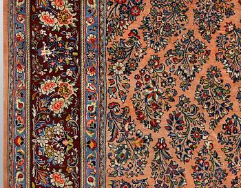A Sarouk carpet, ca 323 x 248 cm.
