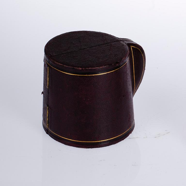 MUKI KOTELOSSA, hopeaa, Lontoo 1876. Paino 168,7 g.