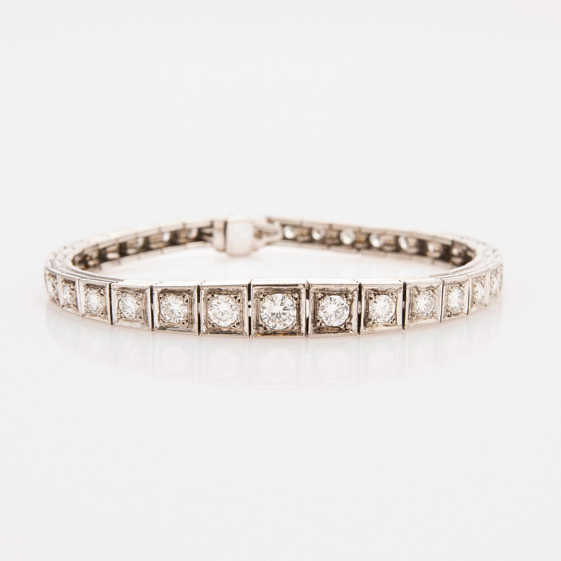 Bracelet, 18k white gold with brilliant-cut diamonds.