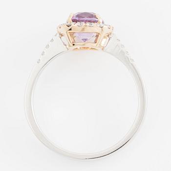 Ring 18K gold with pink sapphire and brilliant-cut diamonds.