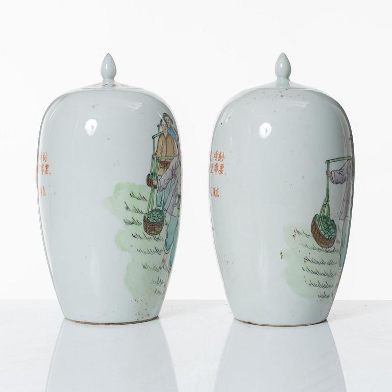 A pair of Chinese porcelain urns with covers, second part of the 20th century.