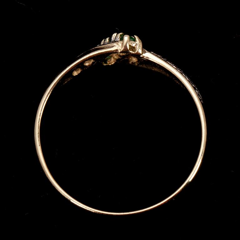 RING, guld 14K, 6 pientä timanttia, 3 pientä smaragdia. Suomalaiset leimat 1996. Vikt tot. 2,5 g.