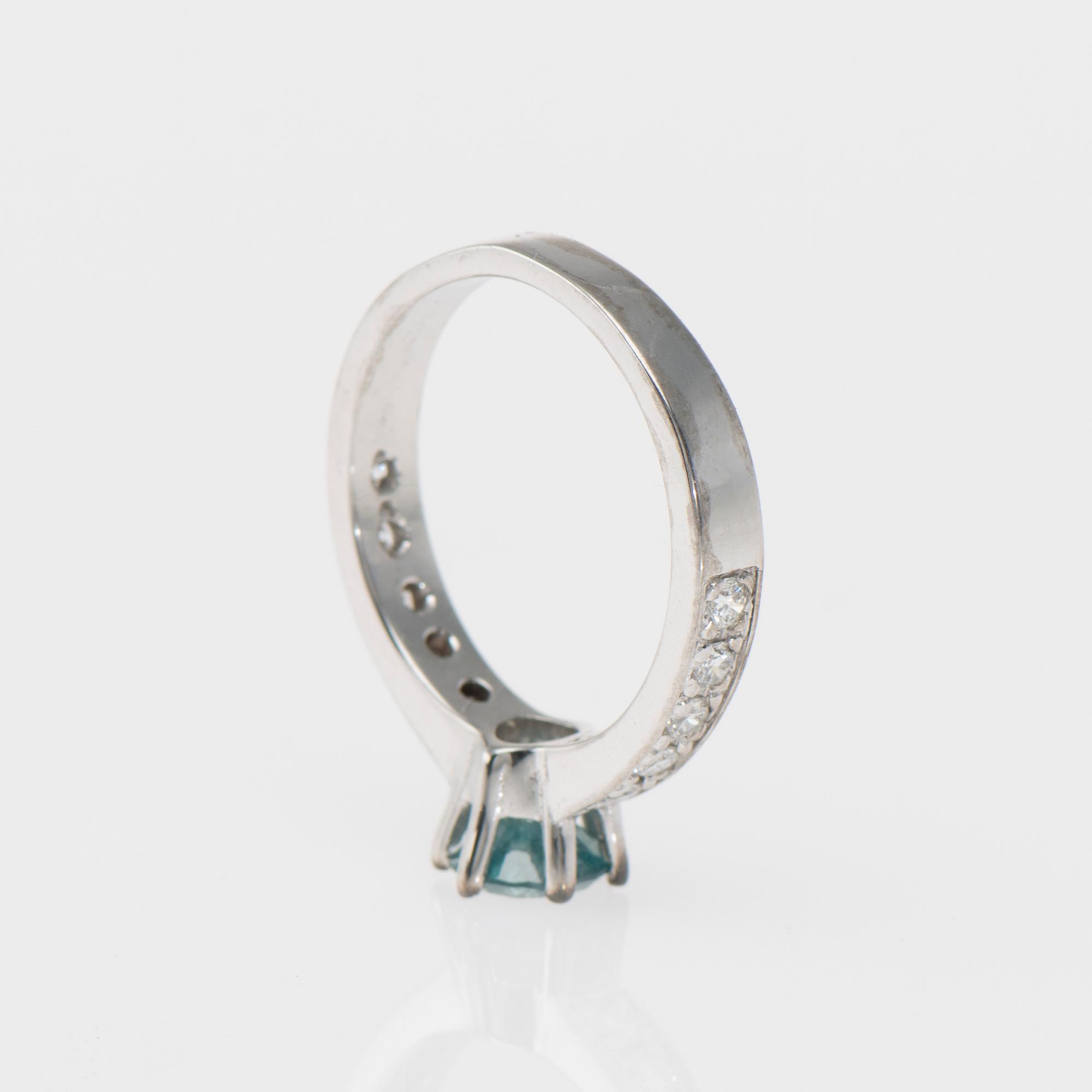 RING, 18K vitguld, färgad blå diamant, briljantslipade diamanter. Vikt ca 5,0 g.