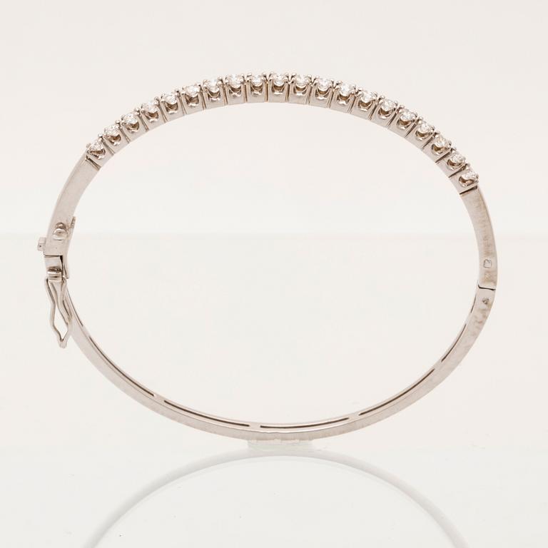 An 18K white gold bracelet set with round brilliant-cut diamonds.