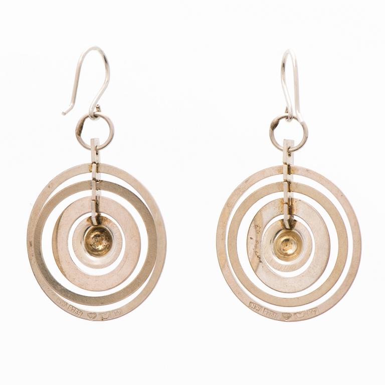 TAPIO WIRKKALA, ÖRHÄNGEN, "Silvermåne", silver. Kultakeskus 1972.