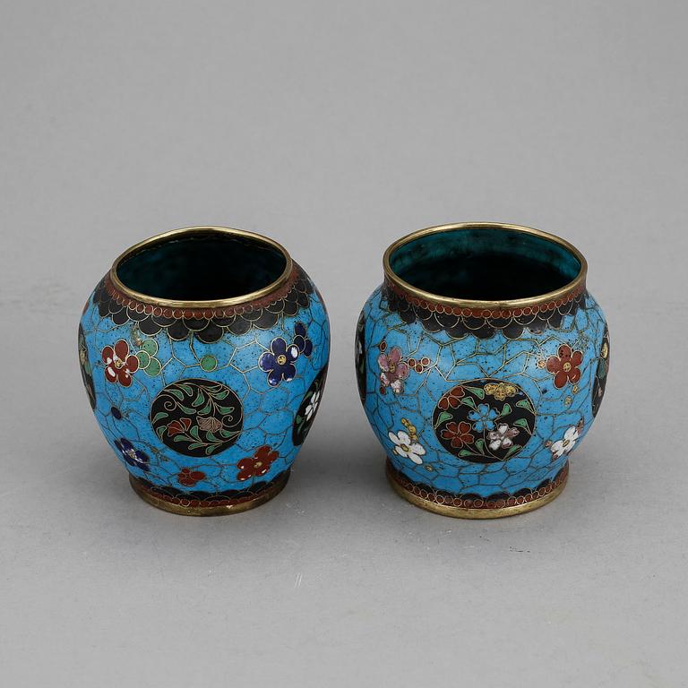 SKÅLAR, Cloisonné, 2 st, Kina, omkring sekelskiftet 1800/1900.