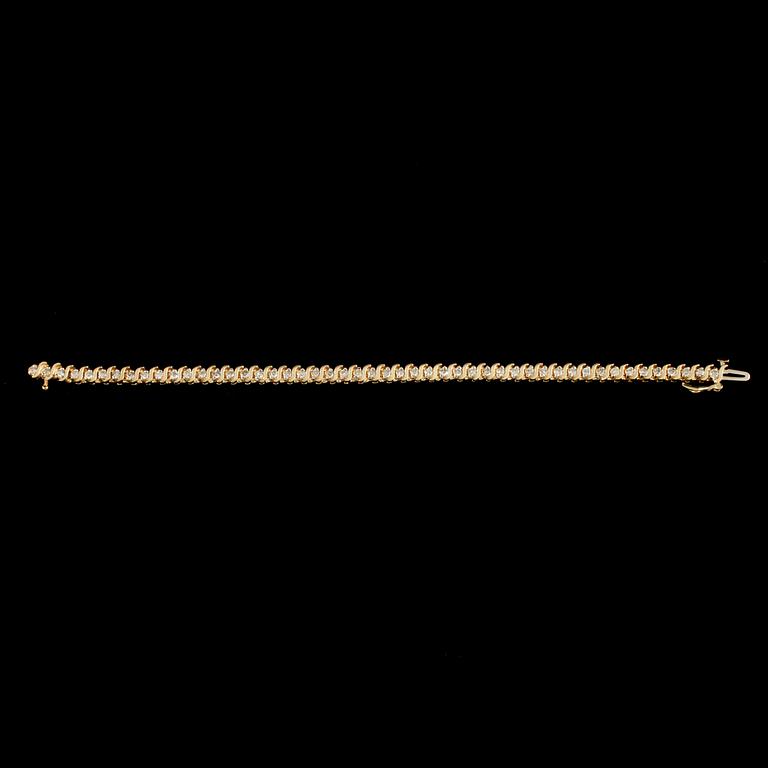ARMBAND, 14k guld med briljantslipade diamanter, totalt ca 3.43 ct, utländska stämplar. Vikt 15 g.