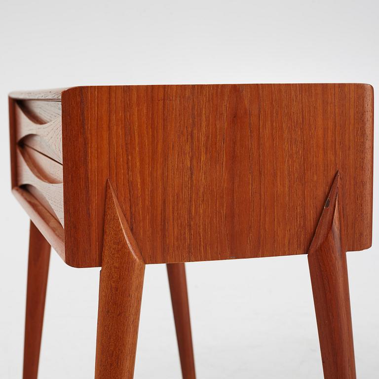 Rimbert Sandholdt, sängbord/ spegelbord
AB Glas &Trä Hovmantorp, 1959.