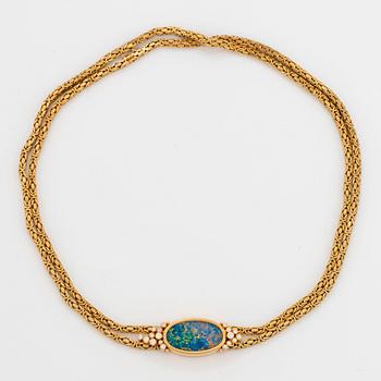 Hängsmycke 18K guld med en opal och runda briljantslipade diamanter.