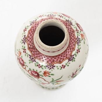 Fat samt vas, porslin. Qingdynastin, 1700/1800-tal.