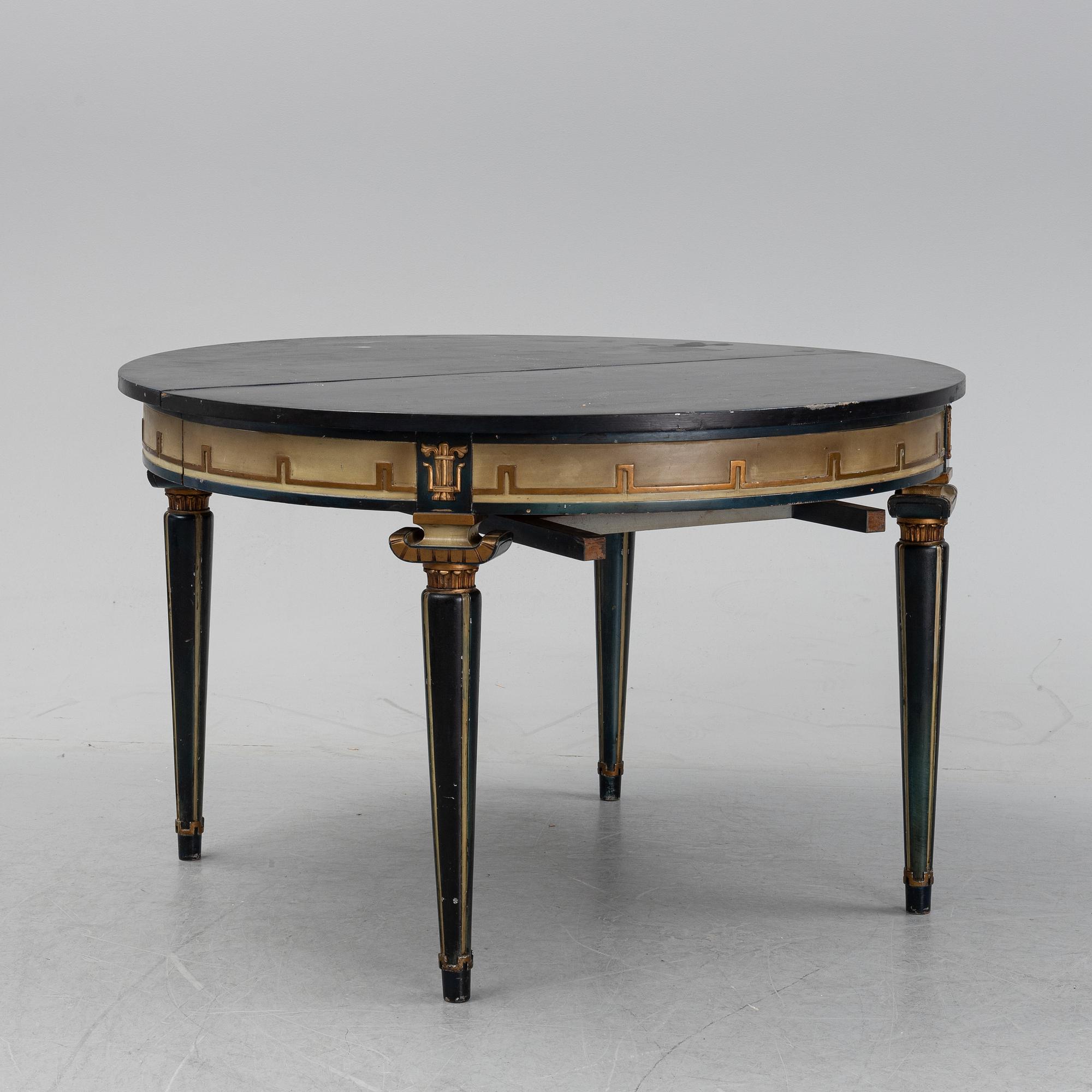 A painted, round art deco dining table from the 1920s.
