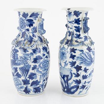 Two Chinese blue and white vases, 19th/20th century.