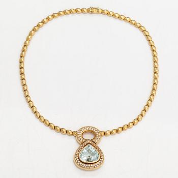 An 18K gold necklace with a ca 18.00 ct aquamarine and brilliant-cut diamonds ca 1.80 ct in total. With certificate.