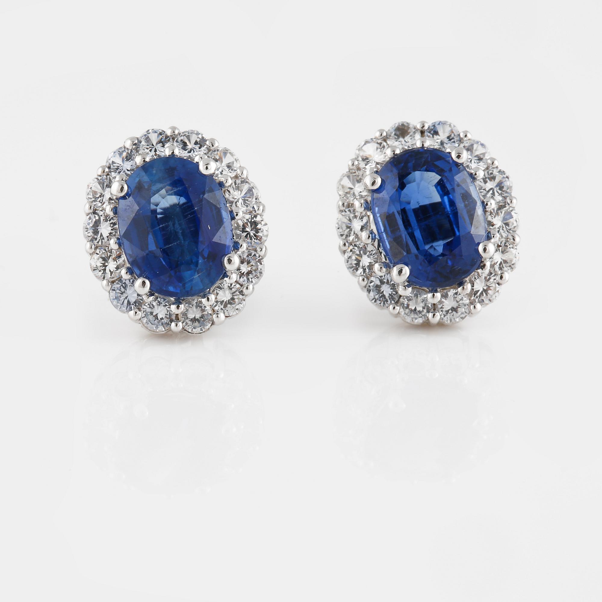 ÖRHÄNGEN, 14K vitguld med ovalslipade kyaniter ca 4.80 ct samt briljantslipade safirer ca 1.25 ct. Vikt 5,1 gram.
