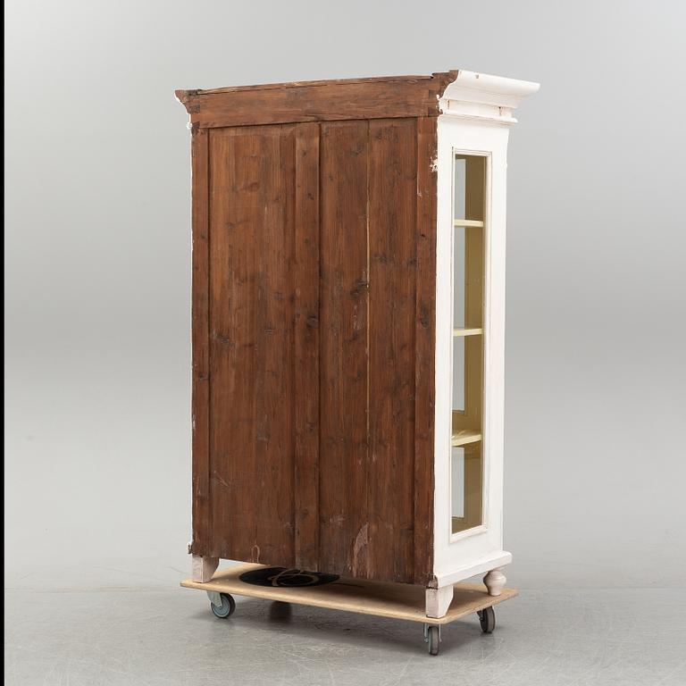 Vitrinskåp, omkring år 1900.