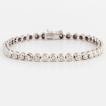 A brilliant-cut diamond bracelet.
