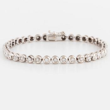 A brilliant-cut diamond bracelet.