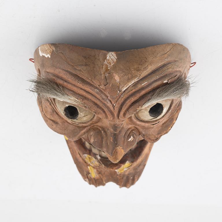 A Japanese wooden Noh mask, Edo period (1603-1868).