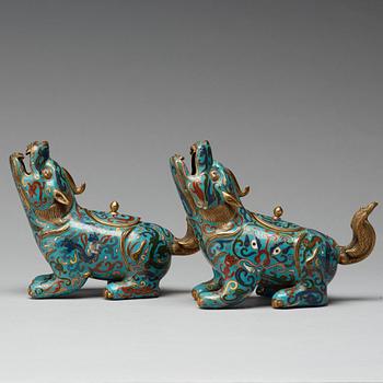 A pair of cloisonné censers, Qing dynasty, early 19th Century.