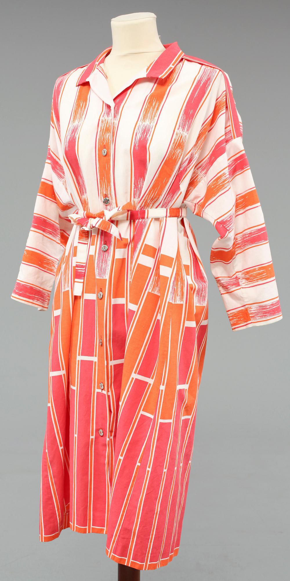 KLÄNNINGAR, 3 st, Maud Fredin Fredholm, 1900-talets andra hälft.