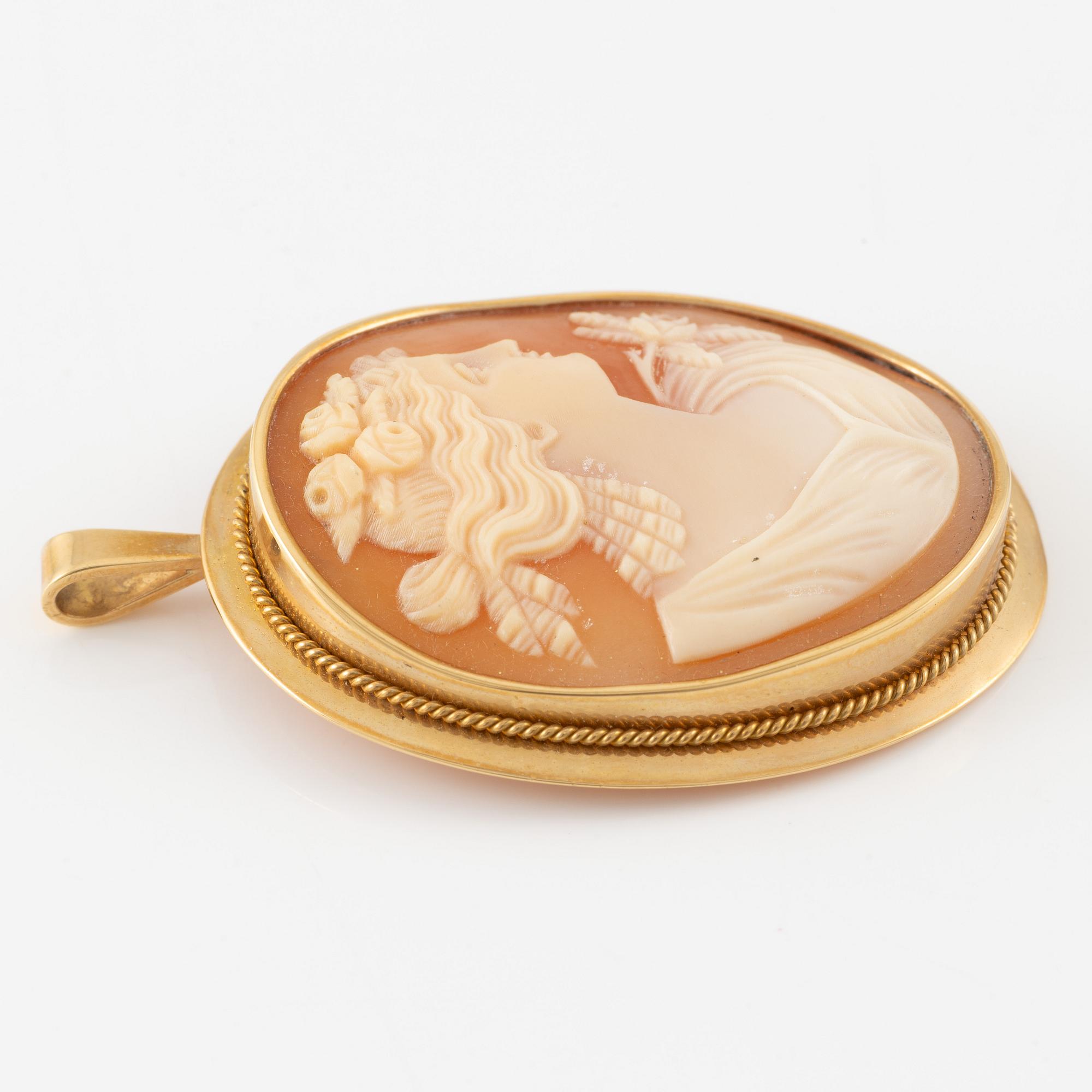 Pendant in 18K gold with shell cameo.