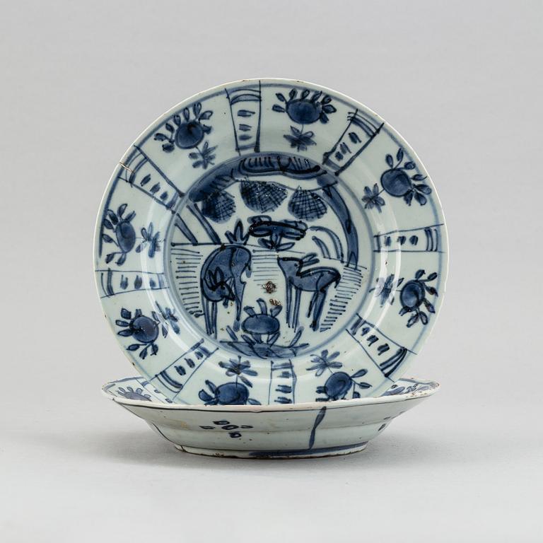 A set of two blue and white kraak dishes, Ming dynasty, Wanli (1572-1620).