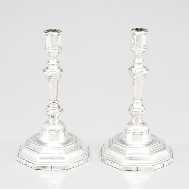 Ljusstakar, ett par, silver, Antoine Bailly. Charge och déchargestämplad Paris 1750-1756.