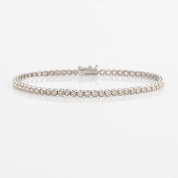 Tennis bracelet 18K white gold with round brilliant cut diamonds.