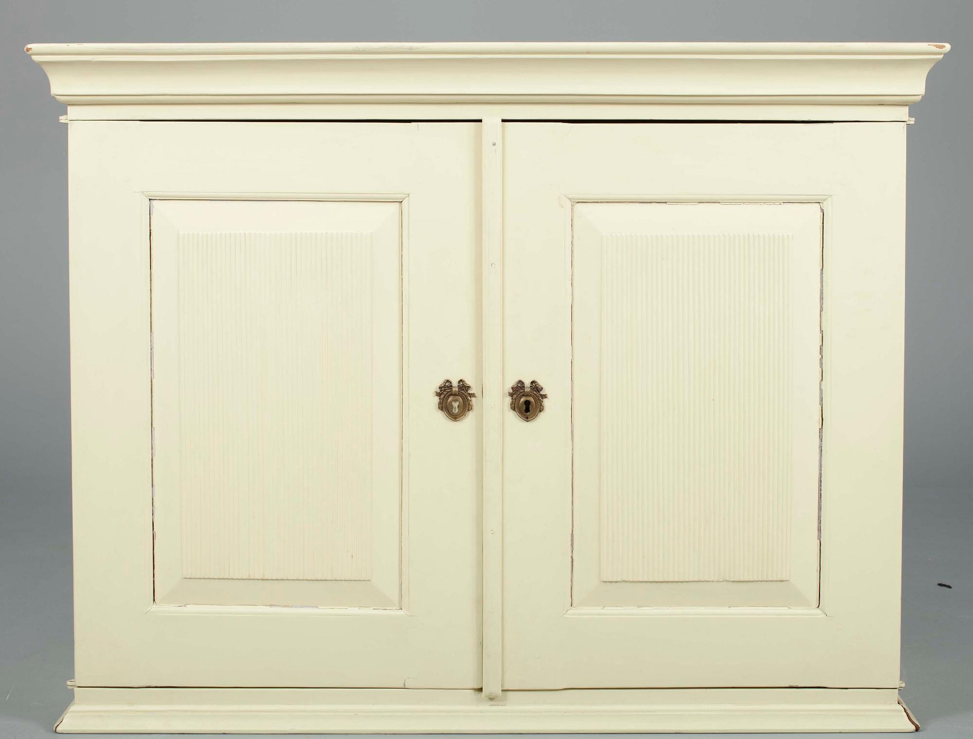 GUSTAVIANSKT SKÅP, trä, 1800-talets början.