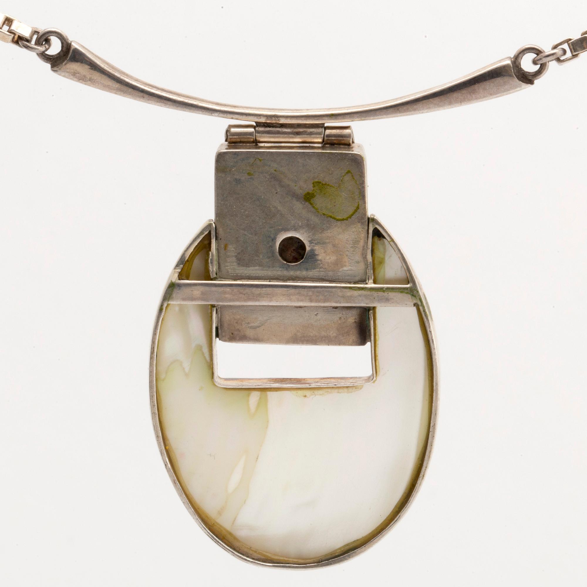 3 silvercollier, malakitkulor, pärlemor och rött stenämne, virad halsring Georg Jensen.