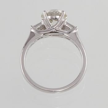 RING, 18K vitguld med briljantslipad diamant 2.00 ct samt 4 baguettslipade diamanter 0.31 ct. Vikt 4,5 gram.