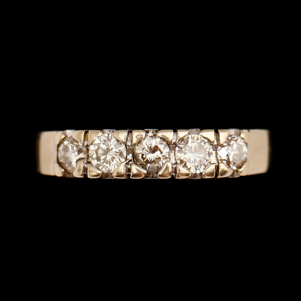 RING, 18 k vitguld med 5 briljanter. Total vikt ca 4 g.