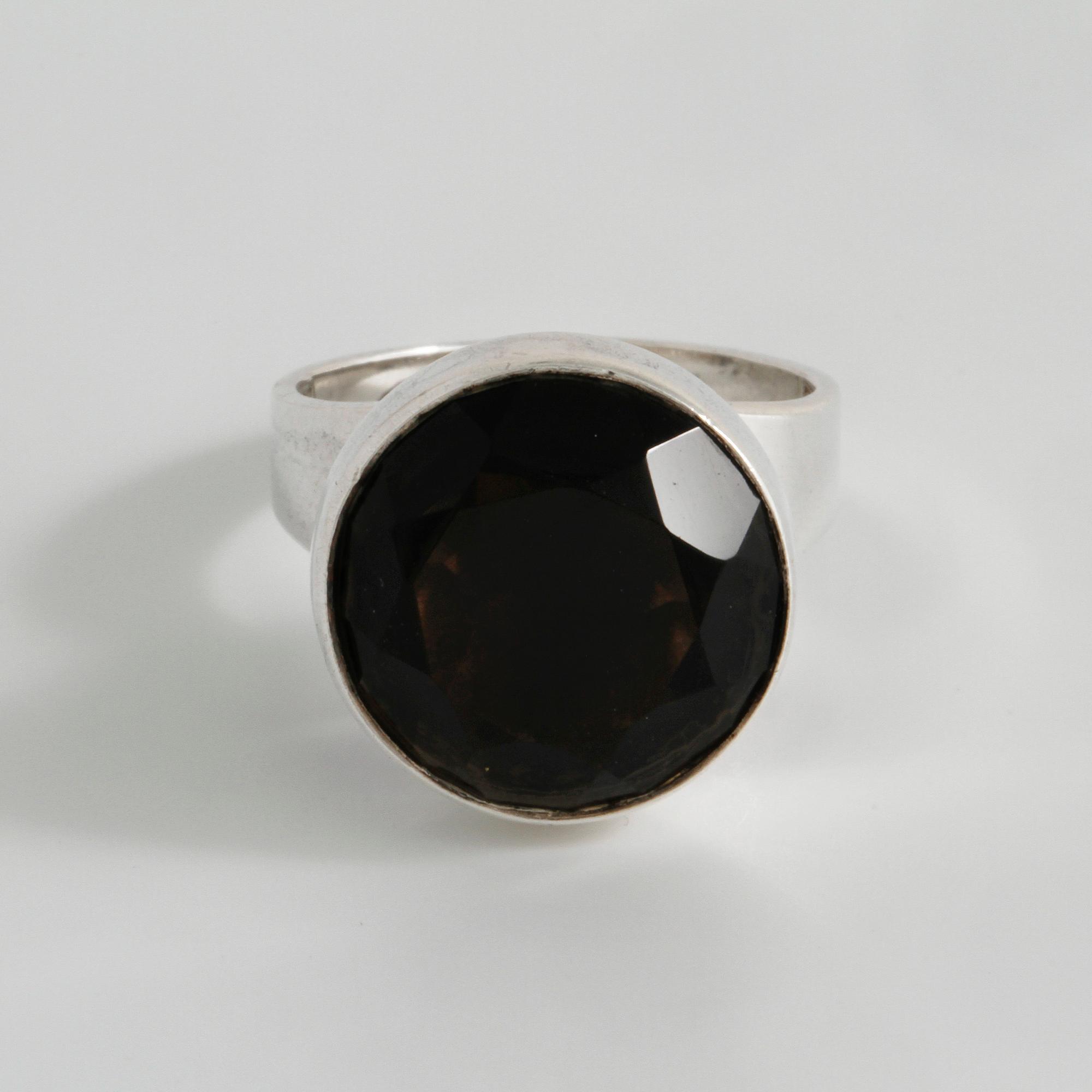 ERIK GRANIT, Helsingfors, 1971, ring med fasettslipad rökkvarts.