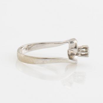 Ring, fantasimodell, 18K vitguld med diamant.