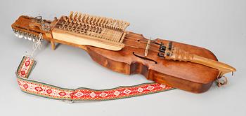 NYCKELHARPA, Byggd av Hans Månsson, Hallstavik, 1970-tal.