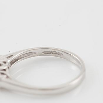 Ring 14K vitguld med rubin och briljantslipade diamanter.