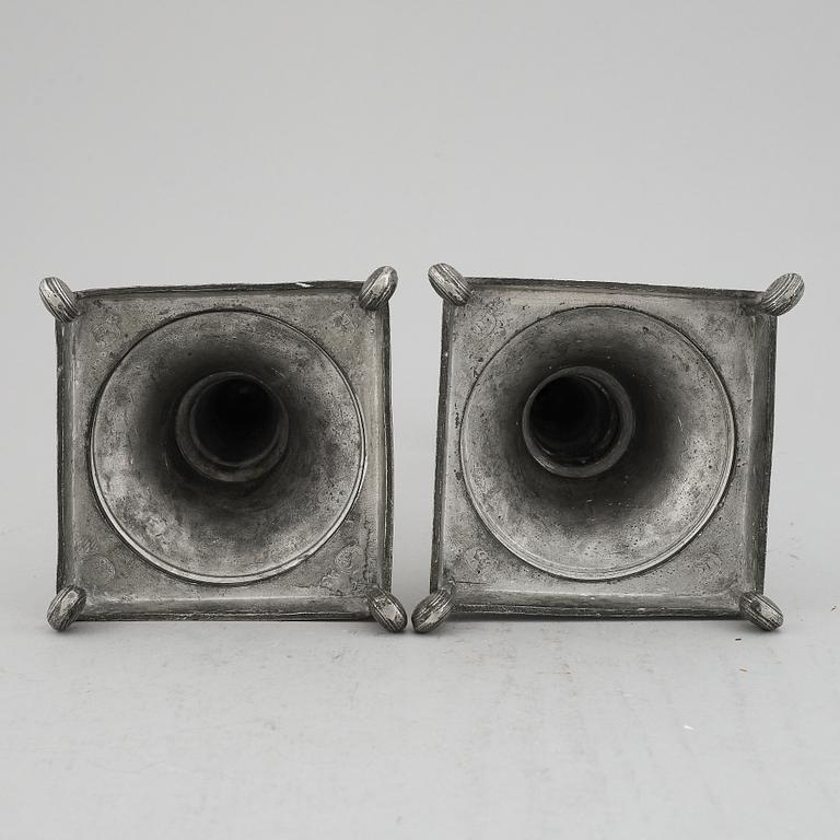 LJUSSTAKAR, ett par, tenn. Av Lars Löfgren Uppsala 1823-1873.