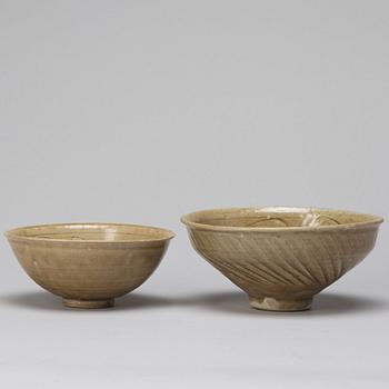 SKÅLAR, två stycken, keramik. Sydostasien, troligen Sawankhalok, 14/1500-tal.