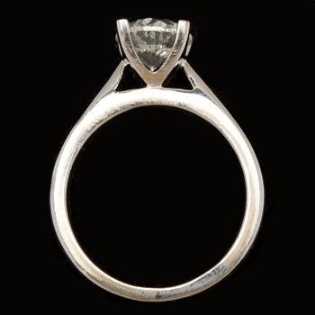 RING, 18 k vitguld med solitär briljantslipad diamant ca 2,00 ct. Vikt ca 4 g.