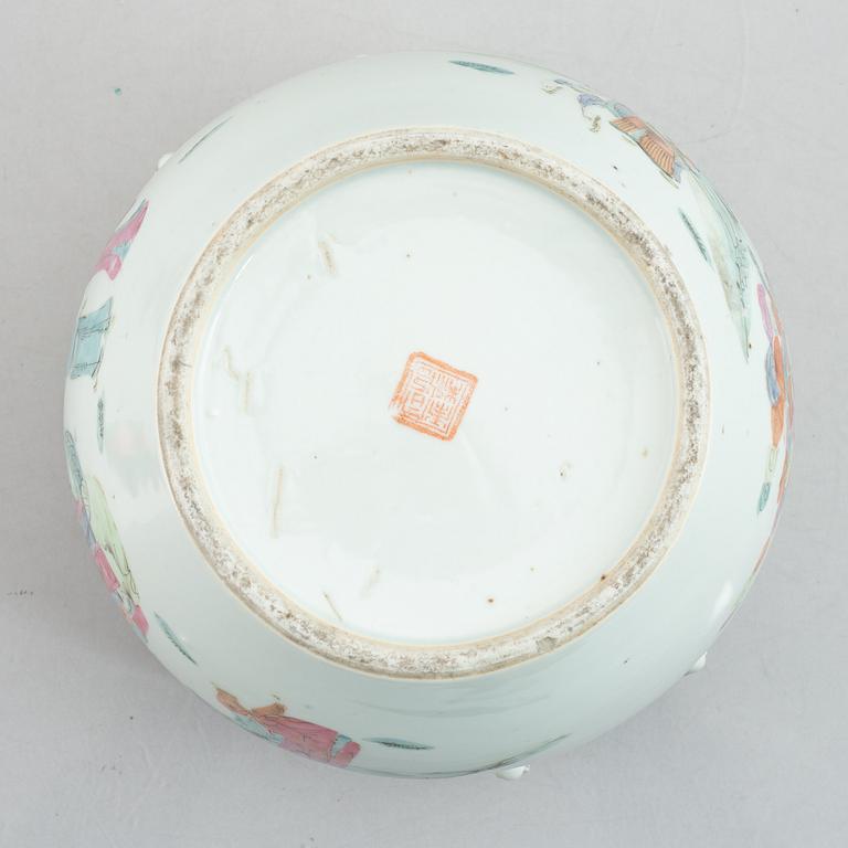 A famille rose tureen with cover, late Qing dynasty.
