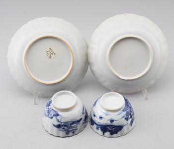 TESKÅLAR med fat, 2 st, snarlika, porslin, Kina, Qianlong 1736-1795.