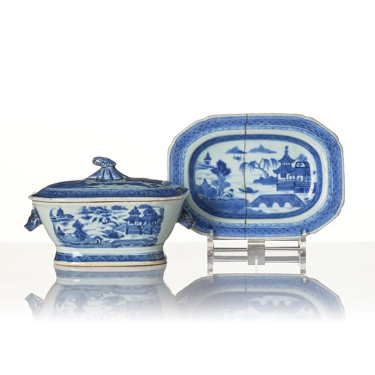 A Chinese blue and white porcelain service, 16 pieces, Qing dynasty, Qianlong (1736-95).