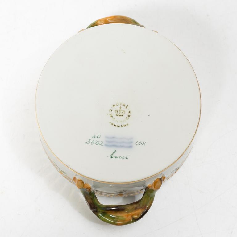 Royal Copenhagen, sockerskål samt kaffekopp med fat, "Flora Danica", 1945 samt 1959, Danmark.