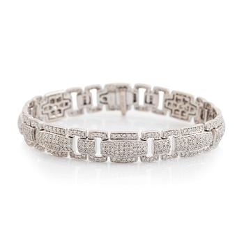 420. An 18K white gold bracelet set with round brilliant-cut diamonds.