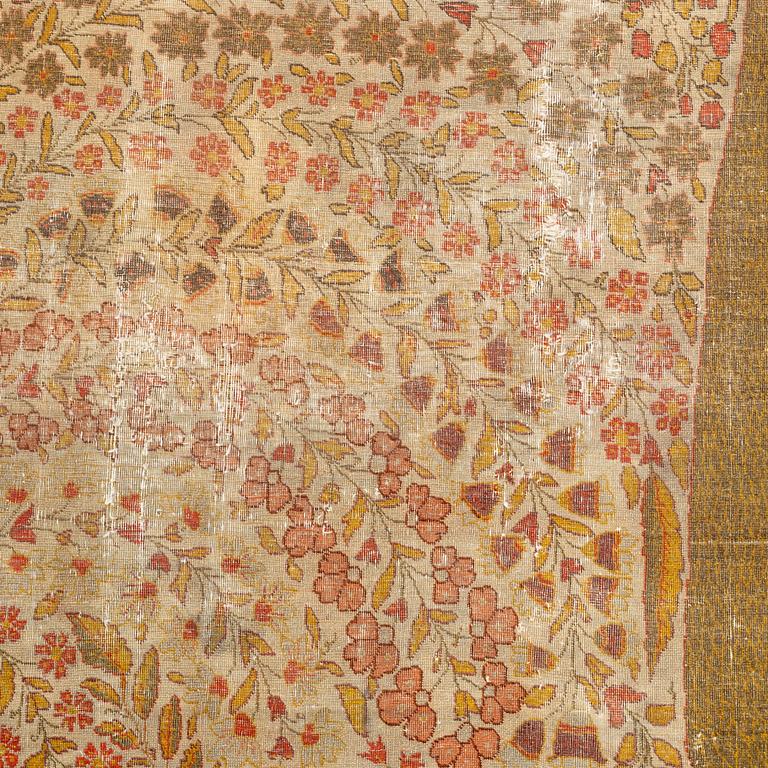 An antique Tabriz carpet, ca 404 x 276 cm.